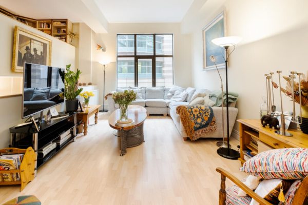 real-estate-living-room-sofa-6893060